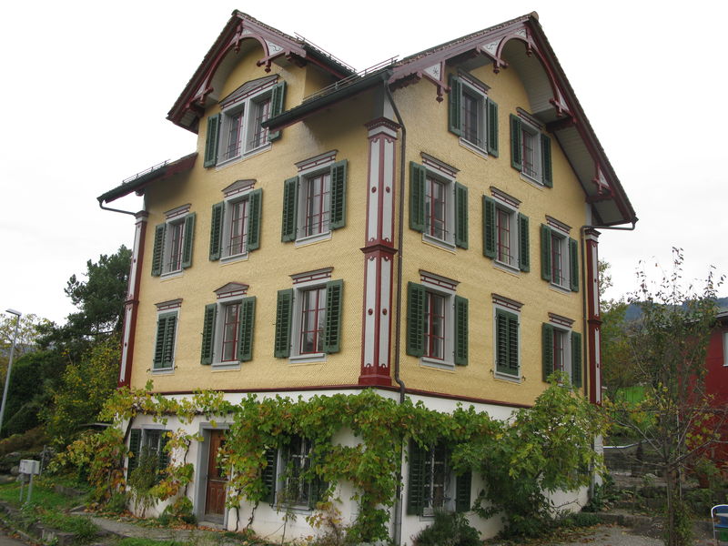 Wohnhaus mit Schindeln Schwyz
